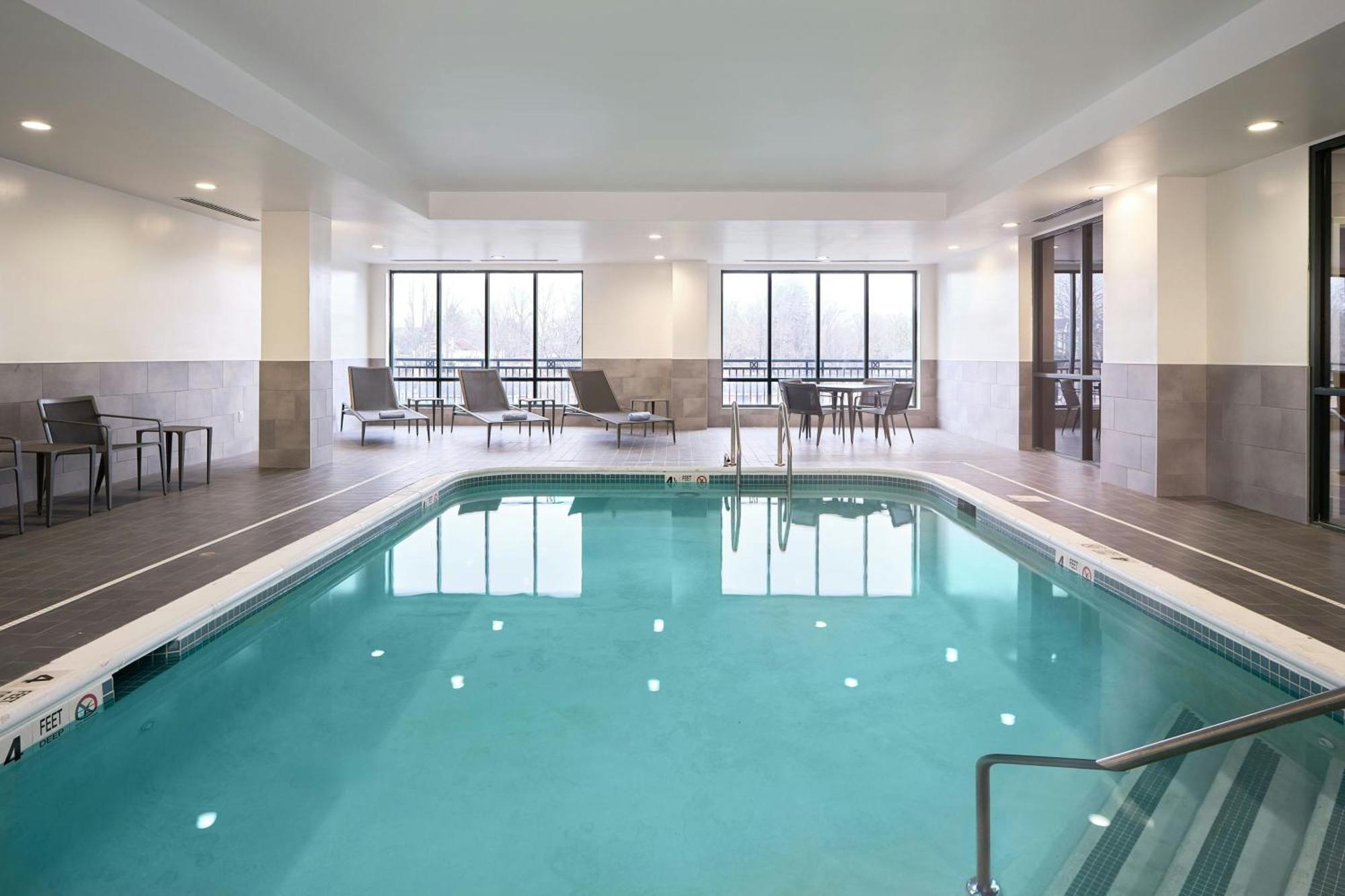 Courtyard by Marriott Saratoga Springs Hotell Exteriör bild